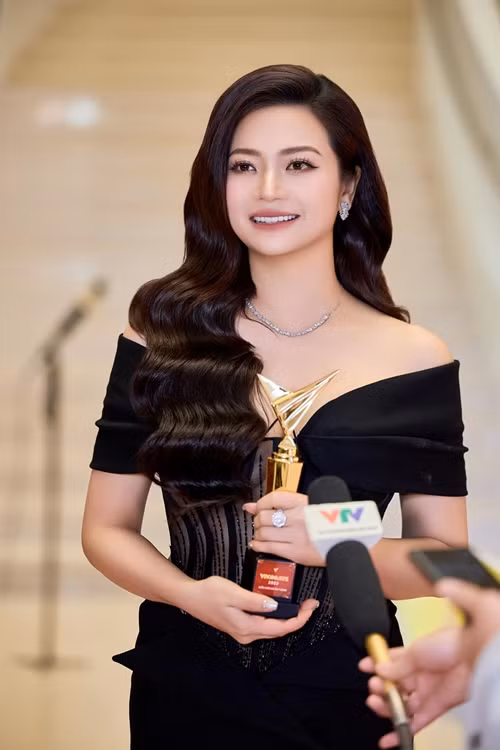 Sau Phía trước là bầu trời, Kiều Anh đóng loạt phim: Ký ức Điện Biên, Những công dân tập thể, Giọt nước mắt muộn màng, Tình khúc Bạch Dương, Hồ sơ cá sấu, Ngày mai bình yên, Gia đình mình vui bất thình lình. Đầu năm 2024, cô nhận cúp Diễn viên truyền hình nổi bật của năm tại lễ vinh danh Nghệ sĩ tiêu biểu năm 2023 và giải Diễn viên nữ ấn tượng tại VTV Awards. Ảnh: FB Kiều Anh.