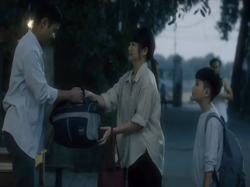 Trong phim Cha tôi, người ở lại, ngày trẻ, Quyên dẫn con trai Việt đến quán ăn của Bình để xin việc làm thêm. Lấy cớ vào viện chăm mẹ, Quyên gửi con trai cho Bình ở vài hôm nhưng không trở lại đón con sau nhiều năm. Ảnh: VTV.