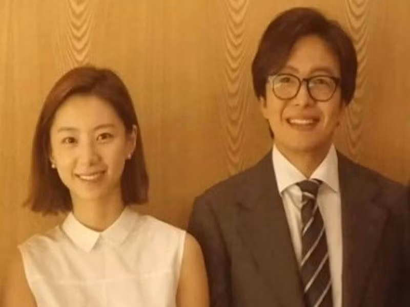 Park Soo Jin gia nhập Keyeast vào năm 2014. Trong một thời gian ngắn lúc Park Soo Jin mới vào công ty, quan hệ của giữa cô và Bae Yong Joon chỉ dừng lại ở mức đồng nghiệp. Nhưng sau đó, Bae Yong Joon - Park Soo Jin dần gắn bó hơn qua công việc và bắt đầu hẹn hò từ tháng 2/2015. Ảnh: Znews.