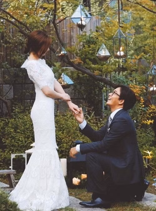 Bae Yong Joon và Park Soo Jin kết hôn vào tháng 7/2015. Ảnh: Znews.