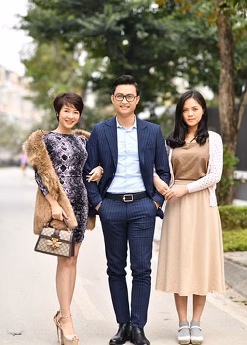 Trong Về nhà đi con, Hoàng Kim Ngọc (ngoài cùng bên trái) đóng Uyên - cô vợ thông minh, xinh đẹp, giỏi giang của Thành. Khi biết chồng luôn nhớ đến người yêu cũ là Huệ, Uyên lựa chọn đánh ghen văn minh, không động tay chân với tình cũ của chồng. Ảnh: FB Hoàng Kim Ngọc.