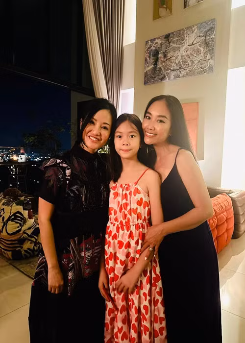 Cuối tháng 1/2024, diva Hồng Nhung (ngoài cùng bên trái) cho biết, cô bị ung thư vú. Mới đây, "cô Bống" lộ diện bên ca sĩ Đoan Trang. Ảnh: FB Đoan Trang.