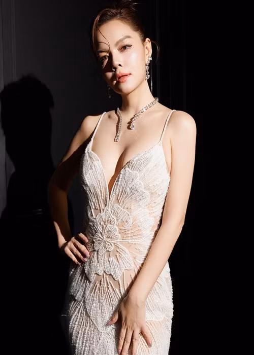 Nữ ca sĩ ngày càng trẻ trung, gợi cảm sau 3 lần sinh nở. Ảnh: FB Phạm Quỳnh Anh.
