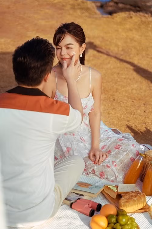 Phạm Quỳnh Anh cho biết, những người bạn thân thiết trong nhóm Gia đình văn hóa như Mai Phương Thúy, Minh Hằng, Hoàng Thùy Linh, Gil Lê, Noo Phước Thịnh đã "đồng lõa" với bạn trai của cô để tổ chức buổi cầu hôn vào ngày Valentine năm 2022. Ảnh: FB Phạm Quỳnh Anh.