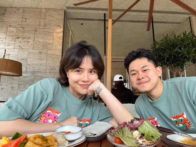 Thái Trinh không giấu được niềm hạnh phúc qua nụ cười, ánh mắt sau khi kết hôn.