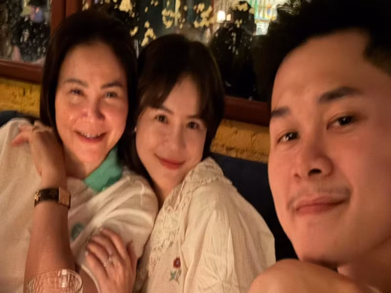 Nữ ca sĩ chia sẻ hình ảnh đưa mẹ chồng đi ăn uống.