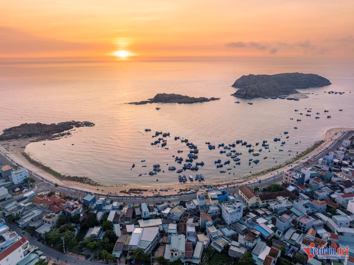 Xã Nhơn Hải nằm trên bán đảo Phương Mai, cách TP Quy Nhơn khoảng 20km. Bãi biển Nhơn Hải có hình cánh én lượn. Nơi đây là điểm đến du lịch biển hấp dẫn. Ảnh: Nguyễn Phan Dũng Nhân