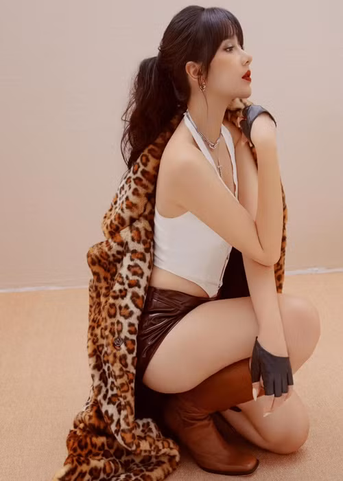 Nhiều người nhận xét nữ ca sĩ hiện tại gợi cảm, trẻ trung hơn trước đây.