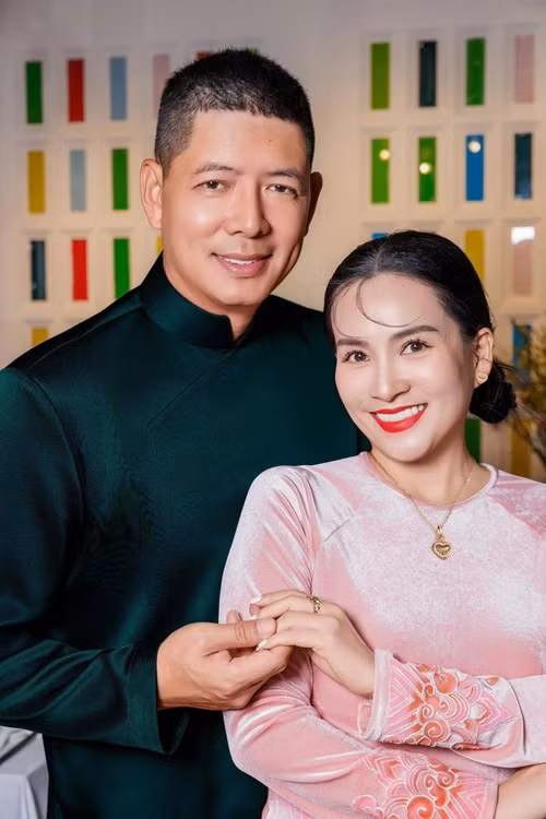 Bình Minh tặng vợ trang sức Ngày lễ tình nhân. Ảnh: FB Anh Thơ.