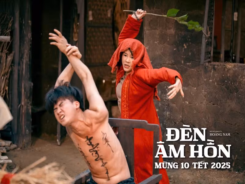 Phim Đèn âm hồn vừa chính thức ra rạp. Tham gia dự án, Hoàng Kim Ngọc đóng vai cô đồng Liễu. Đây là vai diễn điện ảnh đầu tiên của Kim Ngọc. Ảnh: Fanpage Đèn âm hồn.