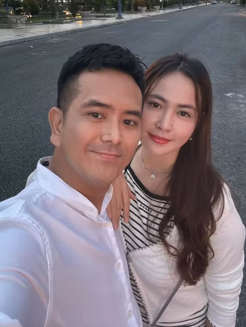 Hùng Thuận và bạn gái xinh đẹp dính như hình với bóng. Cả hai thường xuyên đi du lịch, tham gia các buổi gặp gỡ bạn bè. Ảnh: FB Hùng Thuận.
