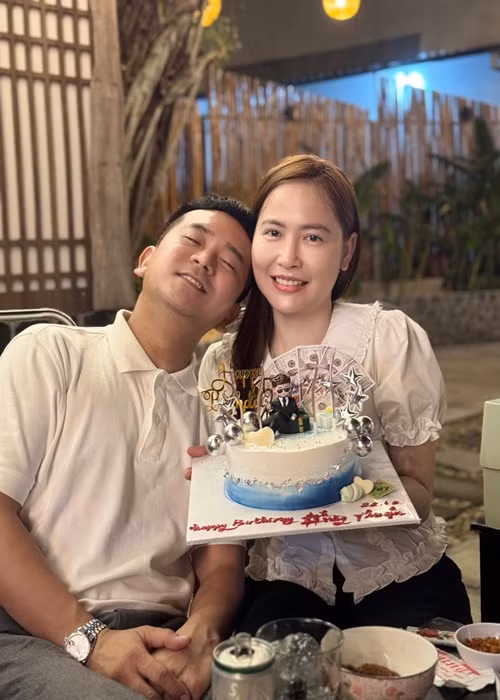 Mới đây, diễn viên Hùng Thuận đón sinh nhật bên Tuệ Tâm. Anh hài hước gọi bạn gái là "cục nợ". Ảnh: FB Hùng Thuận.