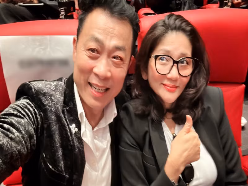 Ít năm trở lại đây đây, trên mạng xã hội, Vân Sơn thoải mái chia sẻ hình ảnh bà xã cũng như dành những lời có cánh cho người bạn đời. Trước đó, anh khá kín tiếng.