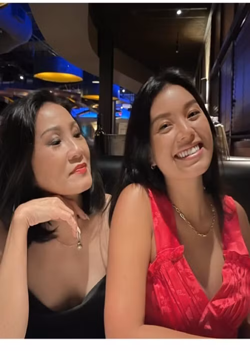Vicky Phương Vân sinh năm 1996, mang nét mặt của mẹ, nụ cười rạng rỡ của bố.