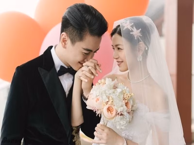 Tháng 10/2015, Trần Hiểu cầu hôn Trần Nghiên Hy trên một con thuyền giữa dòng sông Seine thơ mộng. Cặp đôi đăng ký kết hôn và tổ chức đám cưới vào tháng 7/2016. Ảnh: Thế Giới Điện Ảnh.