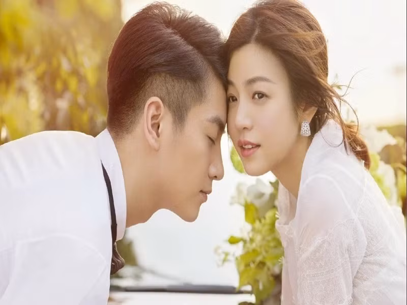 Năm 2024, rộ tin đồn Trần Hiểu ly thân Trần Nghiên Hy được 1 năm. Không ít cư dân mạng tin vào nghi vấn này khi Trần Nghiên Hy không còn đeo nhẫn cưới, Trần Hiểu không phản ứng khi bố vợ qua đời. Ảnh: Znews.