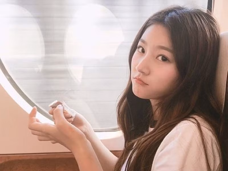 Sự nghiệp của Kim Sae Ron lao đao khi cô say xỉn, lái xe đâm vào trạm biến áp rồi bỏ chạy vào tháng 5/2022. Trong phiên tòa vào tháng 5/2023, nữ diễn viên bị tuyên phạt 20 triệu won. Ảnh: VTV.