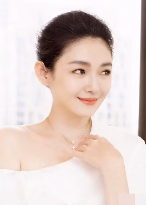 Từ Hy Viên tăng cân không kiểm soát sau hai lần sinh nở. Không ít cư dân mạng xứ Trung đặt biệt danh cho cô là "bác gái 80 kg". Bị chê, nữ diễn viên phim Vườn sao băng tức tốc giảm cân. Trong 1 tháng, cô giảm đến 10 kg. Ảnh: Weibo Từ Hy Viên.