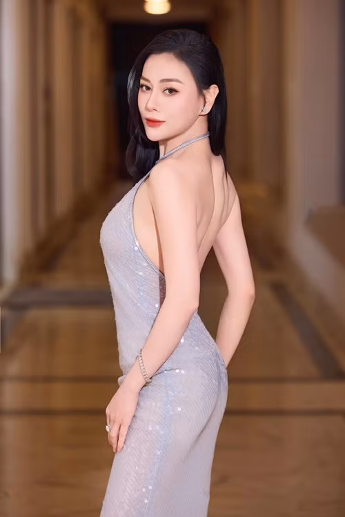 Vóc dáng của Phương Oanh đầy thon gọn, đặc biệt có xương quai xanh quyến rũ.