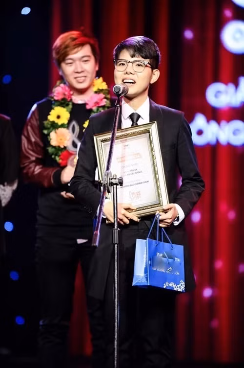 Rời Giọng hát Việt 2013, Vũ Cát Tường miệt mài sáng tác, đi hát. Giọng ca Vết mưa còn nhiều lần "ẵm giải" tại chương trình Bài hát Việt. Ảnh: Znews.