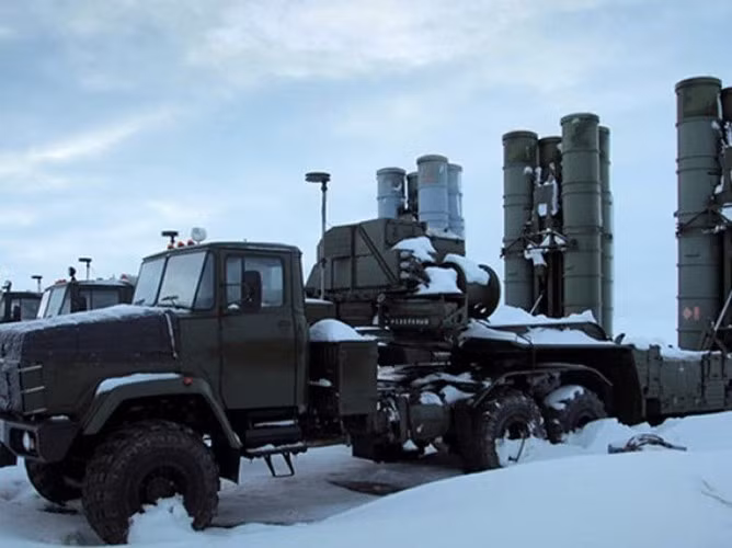 Trang Sohu cho biết, các hệ thống phòng không S-400 mà Trung Quốc ký hợp đồng mua từ Nga vài năm trước vẫn chưa có đủ cơ số tên lửa đánh chặn cần thiết, do Nga đã làm gián đoạn nguồn cung.