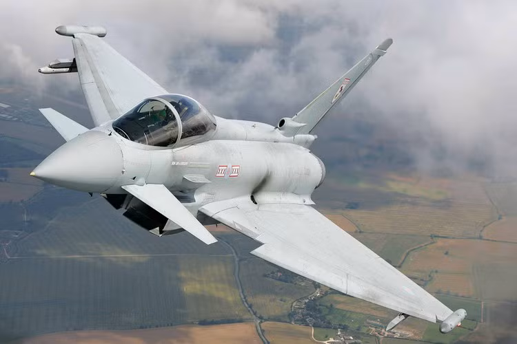 EF-2000 sử dụng một hệ thống phòng thủ cực kỳ tinh vi tên là Praetorian.