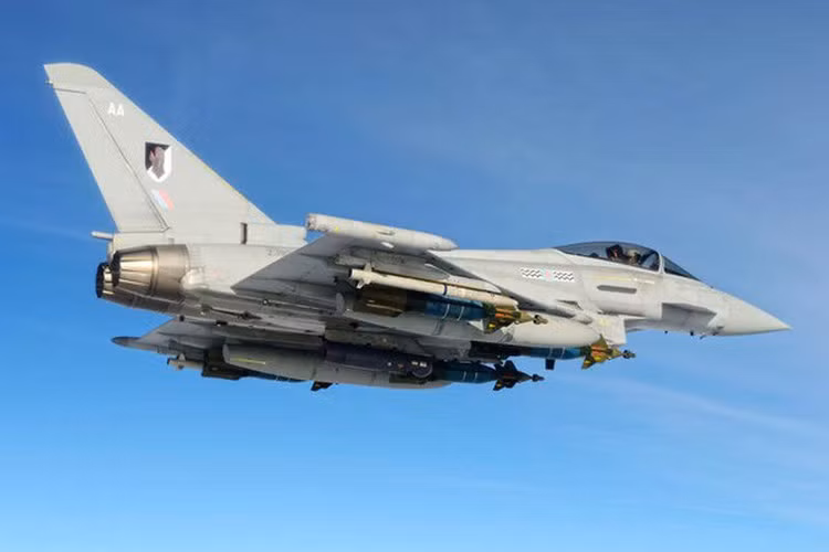 Trong cận chiến, EF-2000 có thể sử dụng tên lửa đối không tầm ngắn IRIS-T, AIM-9, AIM-132 và tên lửa tầm trung - xa AIM-120 và MBDA Meteor.
