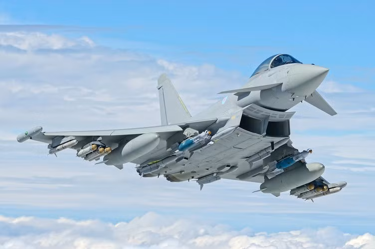 Có được điều này là do EF-2000 được chế tạo từ vật liệu tổng hợp sợi các bon, nhôm lithi, titan.
