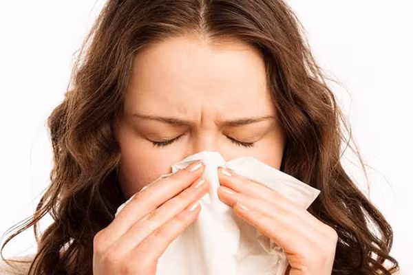 Chống cảm, ngạt mũi. Hành tây có tác dụng tán phong hàn, giải cảm. Do vậy, đặt nhánh hành vào tai sẽ giúp mũi ngửi được mùi hăng của chúng, dễ dàng thông thoáng trở lại.