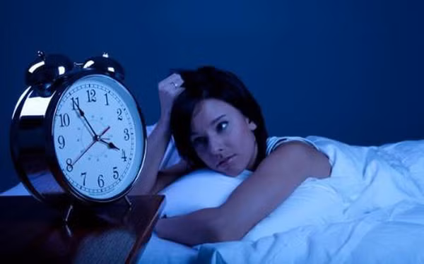Nhịp sống gấp, áp lực công việc, sức lôi cuốn từ các thiết bị điện tử khiến không ít người hình thành thói quen thức khuya. Đáng nói, việc này kéo dài khiến các cơ quan nội tạng không được nghỉ ngơi đầy đủ, dẫn đến rối loạn nội tiết.
