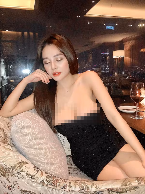 Dạo quanh trang cá nhân của Mon 2K, không khó để bắt gặp cô nàng khoe da thịt trong thiết kế quây ngực.