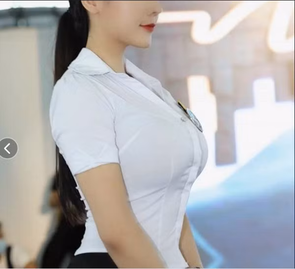 Lỗi phổ biến khi mặc áo sơ mi là mặc áo để lộ vòng 1 ngồn ngộn. So với ngực lép, những cô nàng khuôn ngực đầy đặn dễ “bức tử” áo sơ mi như thế này.