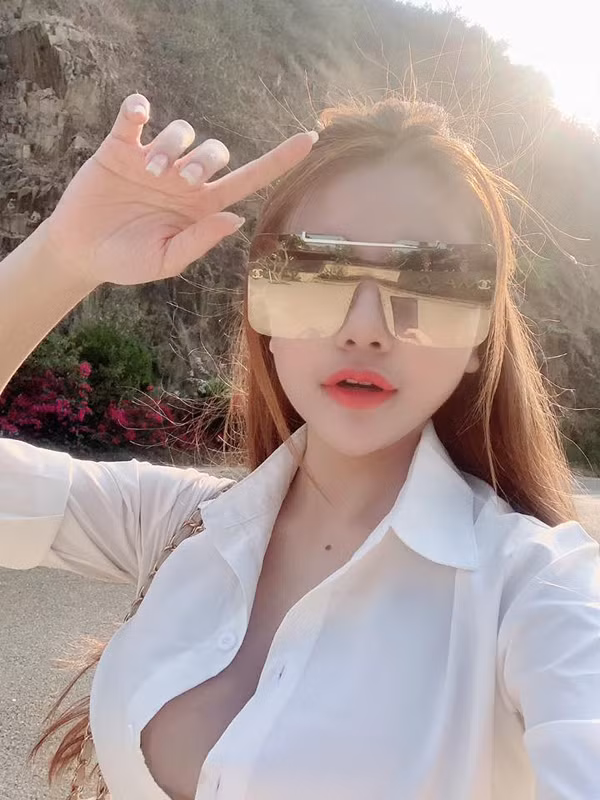 So với cách “phổ thông” chị em công sở thường mặc, cách phối đồ này khiến người mặc khoe được khuôn ngực lấp ló hấp dẫn.