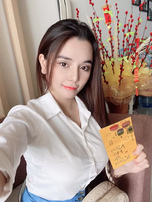 Bên cạnh kiểu áo chật toàn thân, không ít chị em muối mặt bởi lộ ngực qua khe hở của áo sơ mi. Để khắc phục, bạn gái nên mua cúc bấm hoặc khâu chỗ bị lộ ra. Cách nhanh nhất là dùng băng dính hai mặt, dính phần viền áo bị lộ ra lại với nhau.