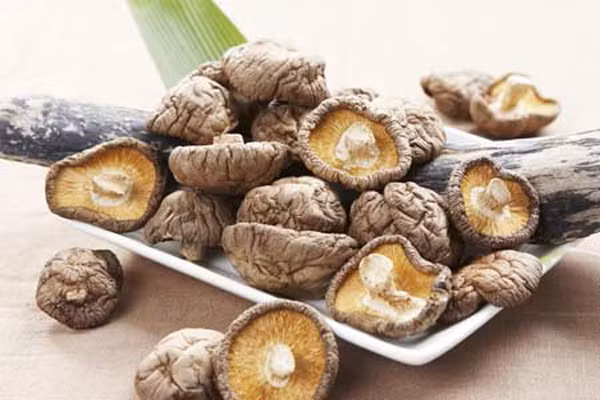 Nấm khô bị mốc. Phơi khô giúp nấm bảo quản được lâu hơn. Dù vậy, quá trình dự trữ vẫn có thể khiến chúng lên mốc. Không để ý ăn vào, bạn sẽ bị chóng mặt, nhức đầu, buồn nôn.