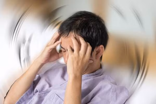 Chóng mặt, đau đầu. Người sau khi tỉnh dậy có cảm giác đầu nặng và choáng váng, hoa mắt, nếu thường xuyên diễn ra, rất có khả năng là dấu hiệu báo trước huyết áp cao. Chính vì vậy, bạn nên theo dõi thường xuyên tình trạng huyết áp của mình.