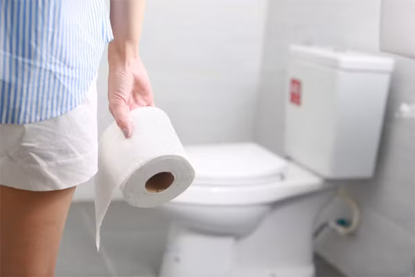  Khó đại tiện. Buổi sáng, thần kinh hưng phấn, nhu động ruột tăng nên nhiều người sẽ có cảm giác muốn đi đại tiện – nhất là sau ăn sáng. Tuy nhiên, nếu xuất hiện tình trạng khó đại tiện thì bạn nên cảnh giác các vấn đề đường ruột.