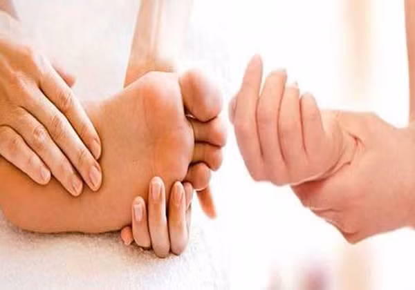 Đầu tiên, nếu khi ngủ hay xảy ra hiện tượng tê bì tay chân, chuột rút, đau nhức thì nên đi kiểm tra càng sớm càng tốt.