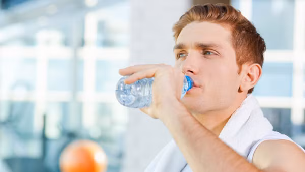 Một số người có thói quen chờ đến khi có cảm giác khát mới uống nước. Tuy nhiên đây là thói quen xấu, khiến cơ thể rơi vào trạng thái thiếu nước dễ khiến độc tố tích tụ ngày càng nhiều.