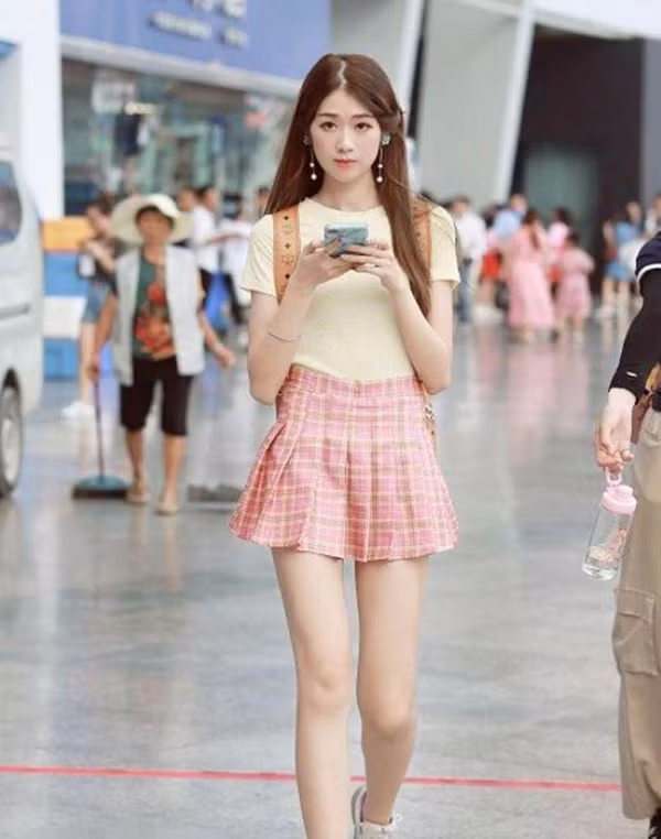 Thay vì màu trắng đơn thuần thường thấy, chân váy tennis khi được mặc ra phố có đủ màu sắc đa dạng.