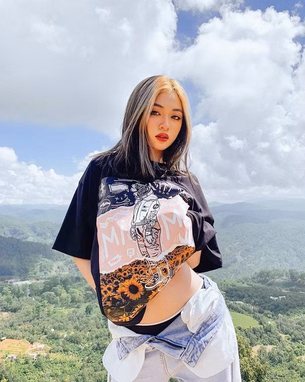 Phô diễn đường cong cơ thể trước thiên hạ là một chiêu trò thu hút sự chú ý của nhiều cô gái trẻ.