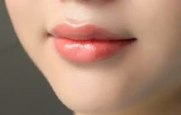 Muốn gìn giữ nét thanh xuân, phái đẹp nên dùng son dưỡng có màng lọc tia cực tím. Việc trang điểm cũng góp phần “tạo nét” cho bộ phận này.