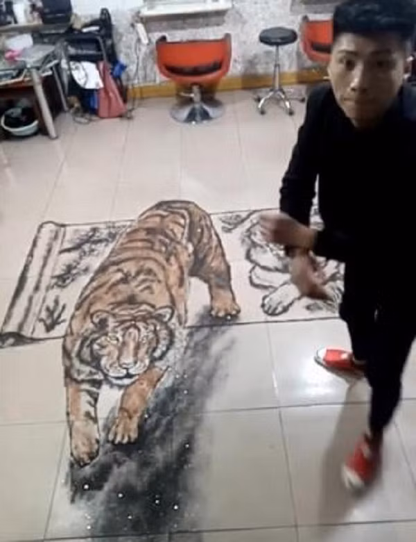 Sau nhiều cố gắng, Ding Long ngày càng bị lôi cuốn bởi những bức tranh hình người, hoa lá, chim muông và các đồ vật quen thuộc từ tóc.