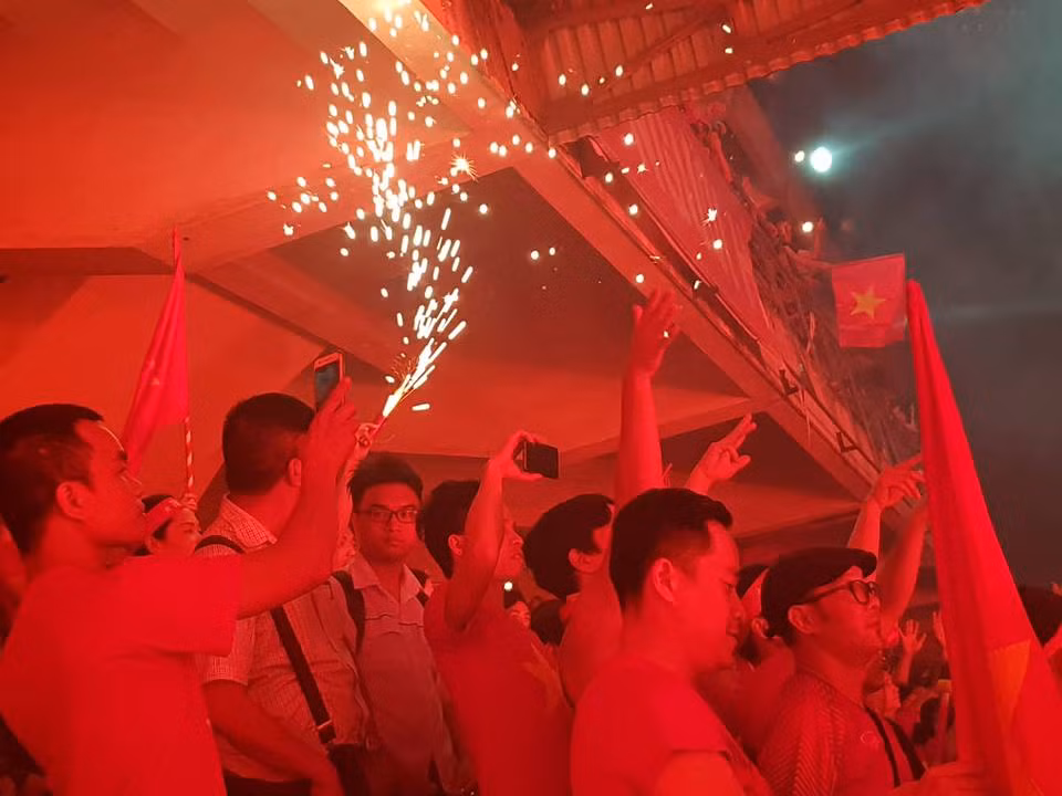 Bo Van Toan vo oa cam xuc khi chung kien con ghi ban dua Viet Nam vao ban ket Asiad-Hinh-6