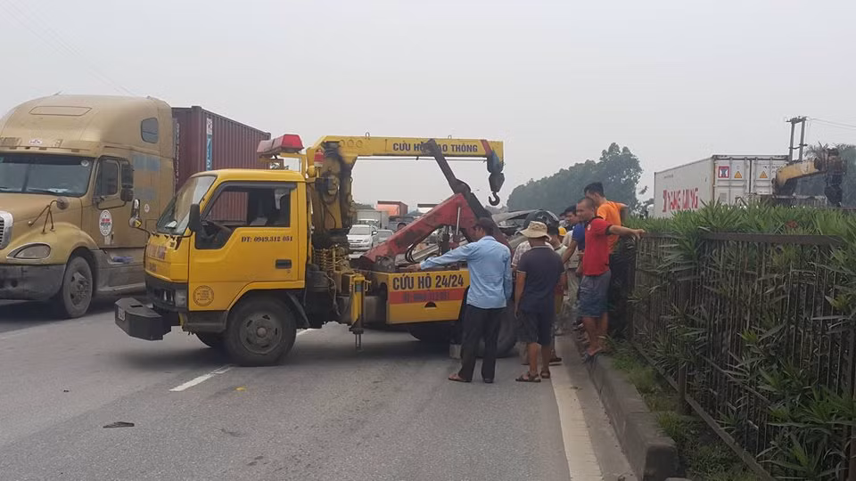 Lực lượng cứu hộ di chuyển chiếc xe khỏi hiện trường.