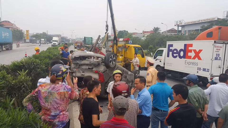 Thông tin ban đầu về vụ tai nạn xe container tông ô tô, vào khoảng 10h30 trưa ngày 10/8, khi lưu thông trên quốc lộ 5 theo hướng Hà Nội – Hải Phòng (đối diện Công ty TNHH Hòa An, thuộc phường Cẩm Thượng, TP Hải Dương, tỉnh Hải Dương), ô tô Kia Morning BKS 34A- 215.62 đã va chạm với chiếc xe container chạy cùng chiều.