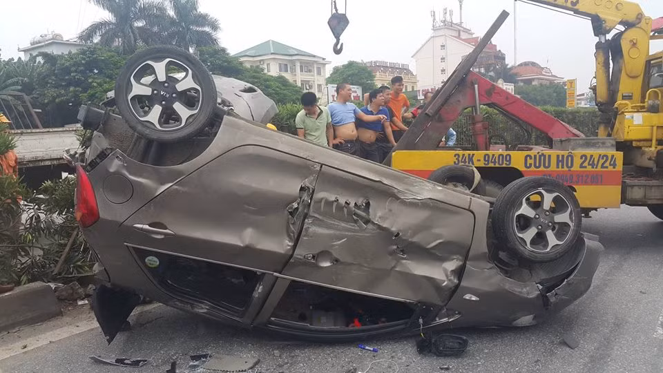 Chiếc ô tô KIA lật ngửa, biến dạng toàn thân.