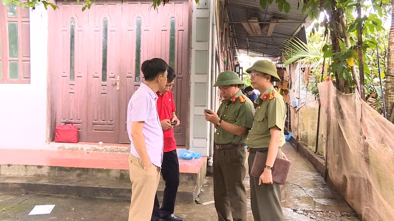 Ngay sau khi xảy ra vụ việc trên, Đại tá Đỗ Đình Hào - Giám đốc Công an tỉnh Hưng Yên đã trực tiếp chỉ đạo phòng Cảnh sát Hình sự, phòng Kỹ thuật hình sự Công an tỉnh và Công an thành phố Hưng Yên phối hợp với Viện khoa học hình sự - Bộ Công an, Viện kiểm sát nhân dân tỉnh tổ chức khám nghiệm hiện trường, khám nghiệm tử thi. Ảnh: Công an tỉnh Hưng Yên.