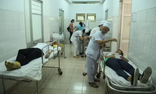 Bị ngộ độc, nhiều nữ công nhân tiểu tiện không kiểm soát Bi ngo doc, nhieu nu cong nhan tieu tien khong kiem soat