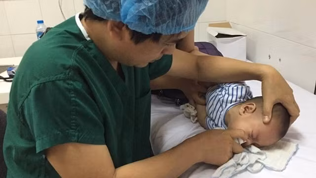 Hại con nếu dùng nước muối sinh lý rửa mũi hàng ngày - Hình 2 Hai con neu dung nuoc muoi sinh ly rua mui hang ngay-Hinh-2